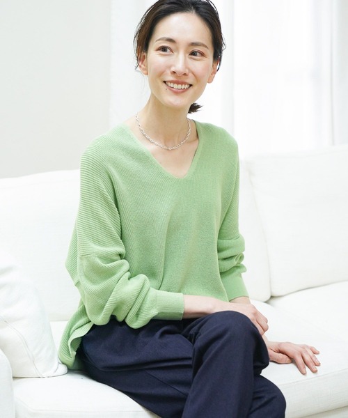 Elura（エルーラ）の「＜2024SS＞ロングセラー！抜け感Vネックニット/オーバーサイズ/163340（ニット/セーター・レディース・ホワイト/ピンク系その他7/グリーン系その他2/ベージュ/ライトベージュ/ブルー系その他3/クリーム/オフホワイト/ネイビー/レッド系その他5・MEDIUM/LARGE/SMALL）」の20枚目の写真