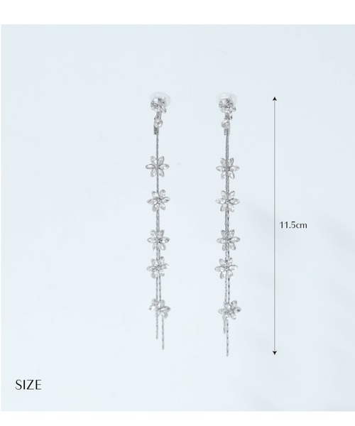 Cupid Heart(キューピッドハート)の「【Cupid Heart】結婚式アクセ!フラワーモチーフロングドロップイヤリング(イヤリング・レディース・ゴールド/シルバー・MEDIUM)」の4枚目の写真