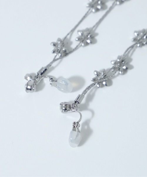 Cupid Heart(キューピッドハート)の「【Cupid Heart】結婚式アクセ!フラワーモチーフロングドロップイヤリング(イヤリング・レディース・ゴールド/シルバー・MEDIUM)」の12枚目の写真