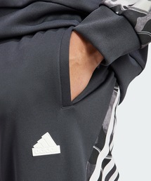 adidas（アディダス）の「フューチャー アイコン 総柄プリントパンツ