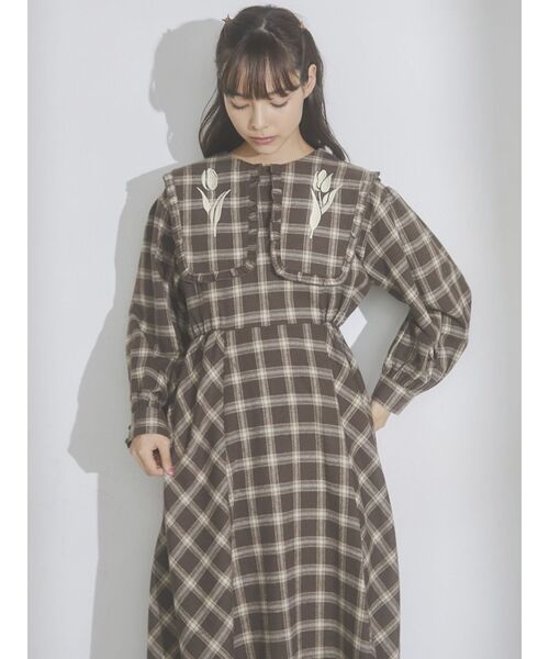merry jenny(メリージェニー)の「チューリップ刺繍checkワンピース(ワンピース・レディース・ブルー/ブラウン・FREE)」の5枚目の写真