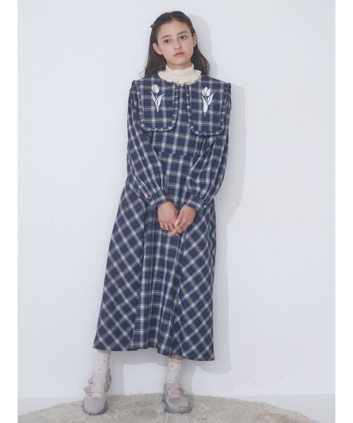 merry jenny(メリージェニー)の「チューリップ刺繍checkワンピース(ワンピース・レディース・ブルー/ブラウン・FREE)」の8枚目の写真