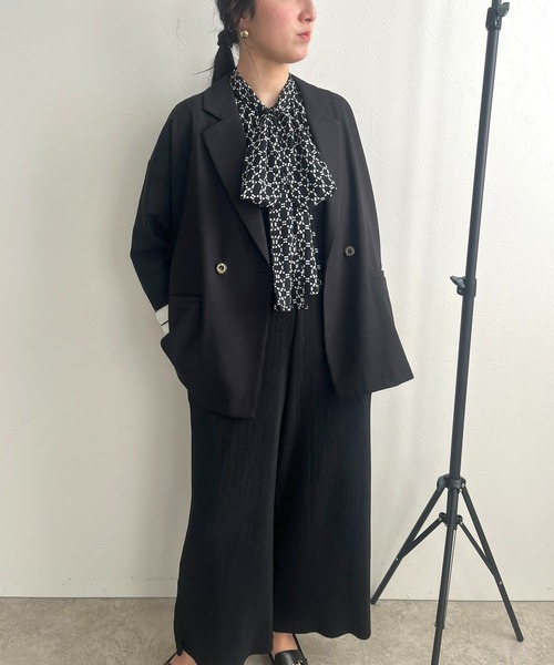 LHELBIE(レルビエ)の「プリーツサロペット(サロペット/オーバーオール・レディース・ライトカーキ/ライトグレー/ブラック・M)」の8枚目の写真