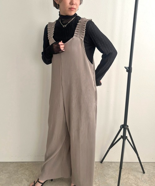 LHELBIE(レルビエ)の「プリーツサロペット(サロペット/オーバーオール・レディース・ライトカーキ/ライトグレー/ブラック・M)」の11枚目の写真