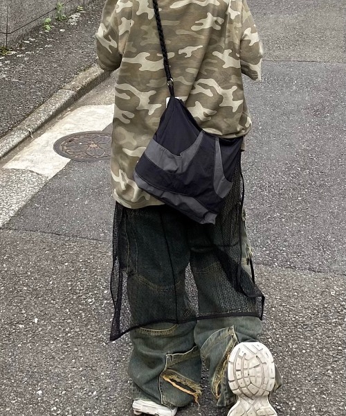 FLAREUP(フレアアップ)の「韓国ブランド FLAREUP フレアアップ E96 Handmade Layered Bag レイヤードバッグ ナイロンバッグ 肩掛けバッグ クロスバッグ ロープバッグ 大容量バッグ カバン 韓国ファッション ストリートファッション テック系ファッション(ショルダーバッグ・レディース・ブラック/ブルーグレー・ONE SIZE)」の2枚目の写真