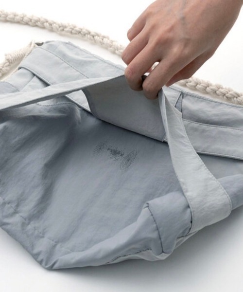 FLAREUP(フレアアップ)の「韓国ブランド FLAREUP フレアアップ E96 Handmade Layered Bag レイヤードバッグ ナイロンバッグ 肩掛けバッグ クロスバッグ ロープバッグ 大容量バッグ カバン 韓国ファッション ストリートファッション テック系ファッション(ショルダーバッグ・レディース・ブラック/ブルーグレー・ONE SIZE)」の19枚目の写真