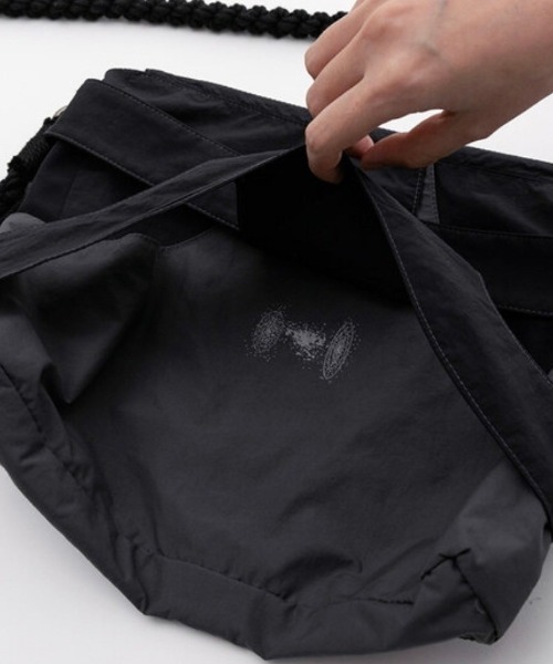 FLAREUP(フレアアップ)の「韓国ブランド FLAREUP フレアアップ E96 Handmade Layered Bag レイヤードバッグ ナイロンバッグ 肩掛けバッグ クロスバッグ ロープバッグ 大容量バッグ カバン 韓国ファッション ストリートファッション テック系ファッション(ショルダーバッグ・レディース・ブラック/ブルーグレー・ONE SIZE)」の10枚目の写真