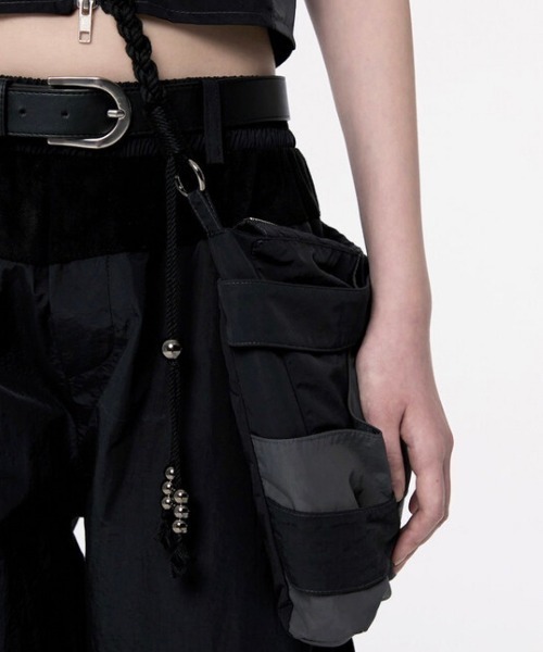 FLAREUP(フレアアップ)の「韓国ブランド FLAREUP フレアアップ E96 Handmade Layered Bag レイヤードバッグ ナイロンバッグ 肩掛けバッグ クロスバッグ ロープバッグ 大容量バッグ カバン 韓国ファッション ストリートファッション テック系ファッション(ショルダーバッグ・レディース・ブラック/ブルーグレー・ONE SIZE)」の9枚目の写真