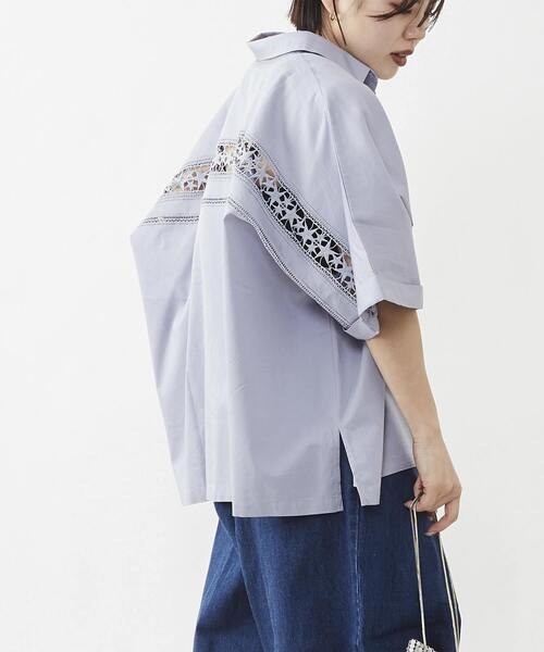 CONVERSE TOKYO(コンバーストウキョウ)の「【STAR★LACE】BACK LACE OVERSIZED SHIRT(シャツ/ブラウス・レディース・サックスブルー/ブラック/ベージュ・FREE)」の1枚目の写真