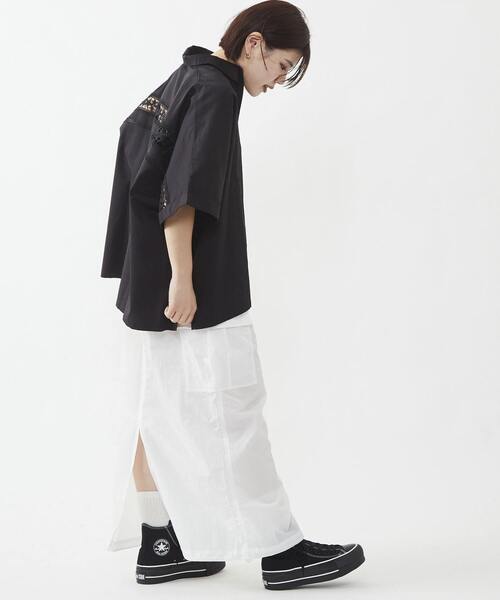 CONVERSE TOKYO(コンバーストウキョウ)の「【STAR★LACE】BACK LACE OVERSIZED SHIRT(シャツ/ブラウス・レディース・サックスブルー/ブラック/ベージュ・FREE)」の4枚目の写真