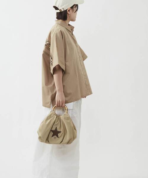 CONVERSE TOKYO(コンバーストウキョウ)の「【STAR★LACE】BACK LACE OVERSIZED SHIRT(シャツ/ブラウス・レディース・サックスブルー/ブラック/ベージュ・FREE)」の8枚目の写真