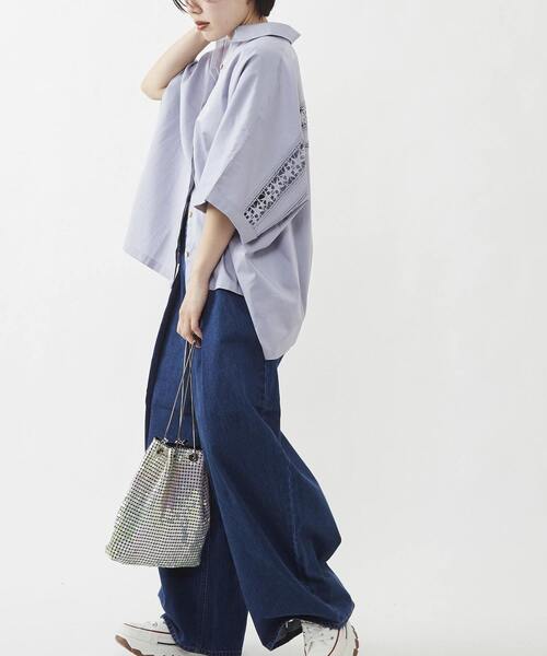 CONVERSE TOKYO(コンバーストウキョウ)の「【STAR★LACE】BACK LACE OVERSIZED SHIRT(シャツ/ブラウス・レディース・サックスブルー/ブラック/ベージュ・FREE)」の16枚目の写真