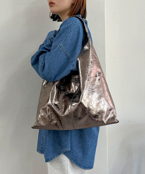 fredy emue（フレディエミュ）の「メタルワンショルトートバック（トートバッグ・レディース・シルバー/シルバー系その他・FREE）」の9枚目の写真