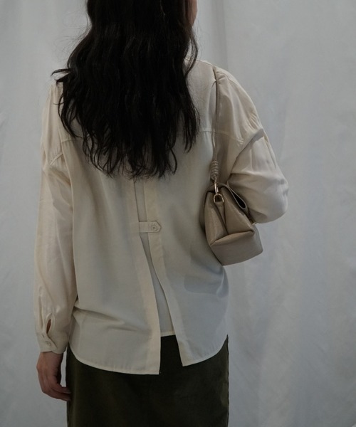 aimoha(アイモハ)の「【Aimoha】バックスリット長袖シャツ(シャツ/ブラウス・レディース・ベージュ/ブラック/オフホワイト/ブルー・FREE)」の2枚目の写真