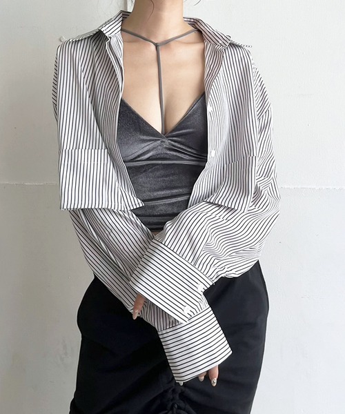 Jewelobe(ジュエローブ)の「ワイドカフスストライプクロップドシャツ(シャツ/ブラウス・レディース・ブラック/ホワイト/レッド/グリーン・FREE)」の2枚目の写真