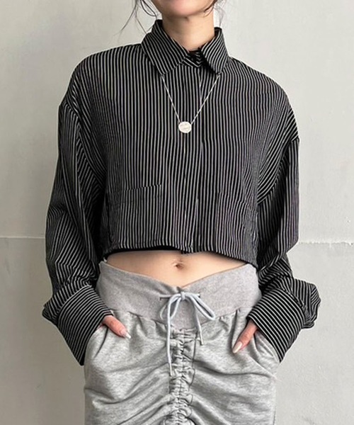 Jewelobe(ジュエローブ)の「ワイドカフスストライプクロップドシャツ(シャツ/ブラウス・レディース・ブラック/ホワイト/レッド/グリーン・FREE)」の1枚目の写真