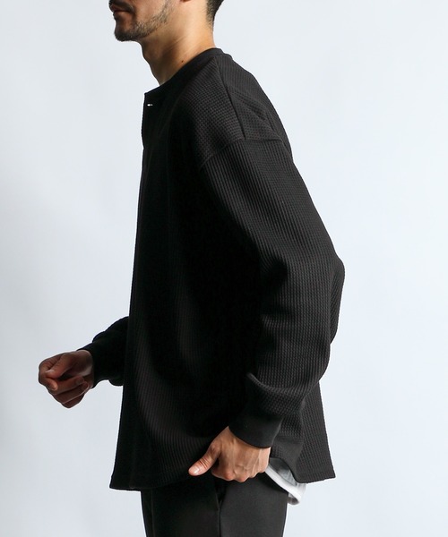 LANVIN en Bleu（ランバンオンブルー）の「ルーズフィット ヘンリーネック ワッフルロンTEE（Tシャツ/カットソー・メンズ・ネイビー/ブラック・46/52/50/48）」の12枚目の写真