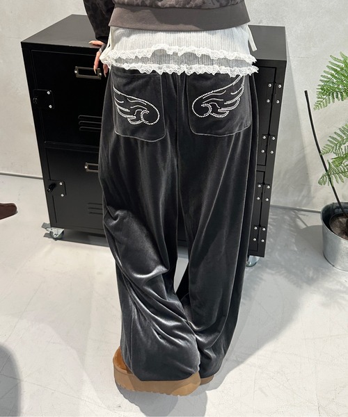 sedacle girl(セダクルガール)の「ヒップラインストーンベロアパンツ(その他パンツ・レディース・グレー/ブラウン・MEDIUM/SMALL)」の2枚目の写真