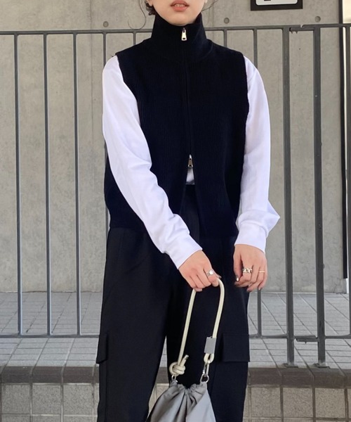 ISOOK（アイスー）の「ジップハイネックニットベスト (kiharu select) / ジップベスト ダブルジップ ジップニッジ スタンドネック（ベスト・レディース・ベージュ/ブラック・FREE）」の2枚目の写真