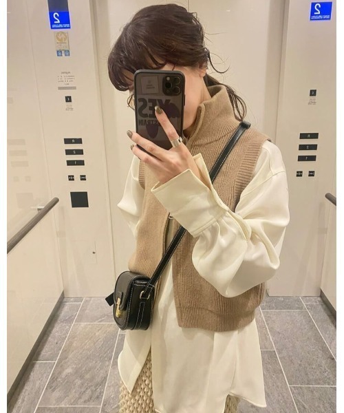 ISOOK（アイスー）の「ジップハイネックニットベスト (kiharu select) / ジップベスト ダブルジップ ジップニッジ スタンドネック（ベスト・レディース・ベージュ/ブラック・FREE）」の4枚目の写真