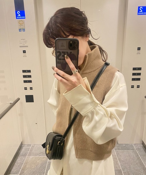 ISOOK（アイスー）の「ジップハイネックニットベスト (kiharu select) / ジップベスト ダブルジップ ジップニッジ スタンドネック（ベスト・レディース・ベージュ/ブラック・FREE）」の17枚目の写真