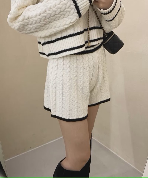 Jasmine Grandiflorum(ジャスミングランディフローラム)の「【Jasmine】Vネックニットプルオーバー+ニットショートパンツ(セットアップ・レディース・ホワイト/ブラック・FREE)」の8枚目の写真