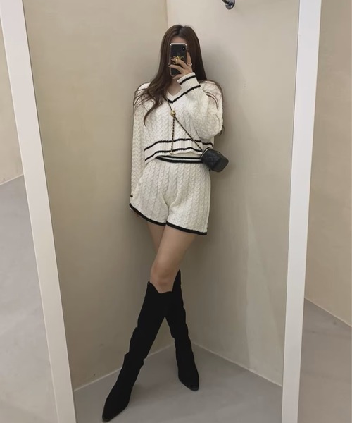 Jasmine Grandiflorum(ジャスミングランディフローラム)の「【Jasmine】Vネックニットプルオーバー+ニットショートパンツ(セットアップ・レディース・ホワイト/ブラック・FREE)」の6枚目の写真