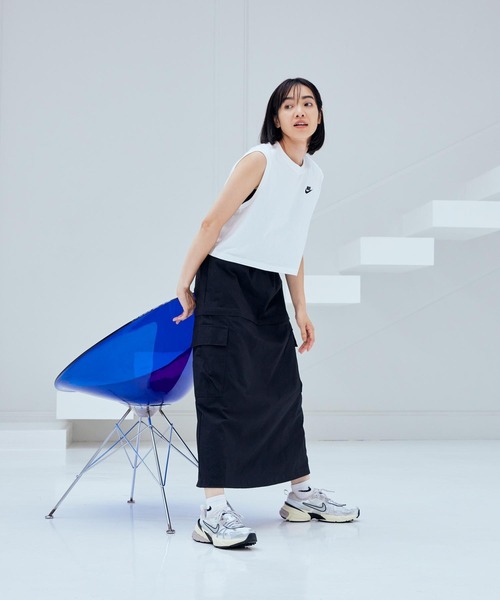 NIKE（ナイキ）の「ナイキ スポーツウェア クラブ ウィメンズ スリーブレス クロップド トップ / Nike Sportswear Club Women's Sleeveless Cropped Top FV5506-100 White（タンクトップ・レディース・ホワイト・L/M/S/XL/XS）」の9枚目の写真
