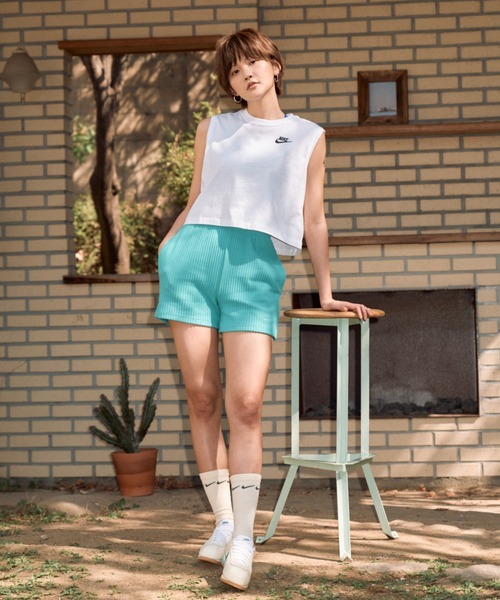 NIKE（ナイキ）の「ナイキ スポーツウェア クラブ ウィメンズ スリーブレス クロップド トップ / Nike Sportswear Club Women's Sleeveless Cropped Top FV5506-100 White（タンクトップ・レディース・ホワイト・L/M/S/XL/XS）」の3枚目の写真