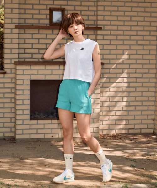 NIKE（ナイキ）の「ナイキ スポーツウェア クラブ ウィメンズ スリーブレス クロップド トップ / Nike Sportswear Club Women's Sleeveless Cropped Top FV5506-100 White（タンクトップ・レディース・ホワイト・L/M/S/XL/XS）」の4枚目の写真