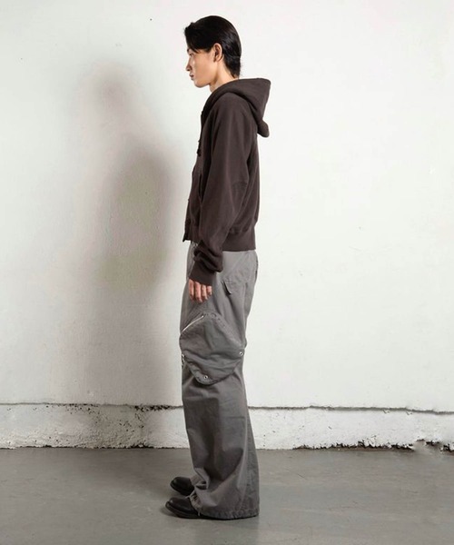 NVRFRGT(ネヴァーフォーゲット)の「PANELLED ZIP UP HOODIE(パーカー・メンズ・ダークブラウン・1/2)」の4枚目の写真