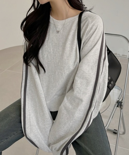 TREOVER(トレオーバー)の「ショート丈でスタイルアップ!ラグランスリーブサイドラインプルオーバー(Tシャツ/カットソー・レディース・オートミール/チャコールグレー/アイボリー・FREE)」の1枚目の写真