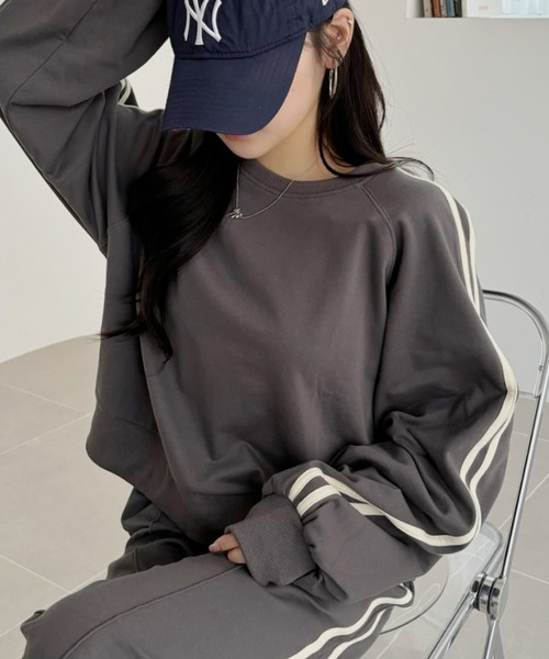 TREOVER(トレオーバー)の「ショート丈でスタイルアップ!ラグランスリーブサイドラインプルオーバー(Tシャツ/カットソー・レディース・オートミール/チャコールグレー/アイボリー・FREE)」の3枚目の写真