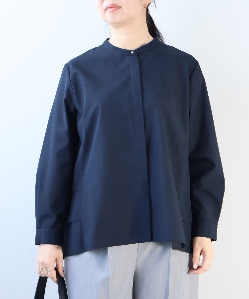 fleur by mint breeze(フルールバイミントブリーズ)の「【L~5L 大きいサイズ】バンドカラーバックフリルシャツ(シャツ/ブラウス・レディース・オフホワイト/ブルー/ネイビー・3L/4L/5L/LL)」の3枚目の写真