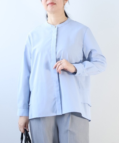 fleur by mint breeze(フルールバイミントブリーズ)の「【L~5L 大きいサイズ】バンドカラーバックフリルシャツ(シャツ/ブラウス・レディース・オフホワイト/ブルー/ネイビー・3L/4L/5L/LL)」の1枚目の写真
