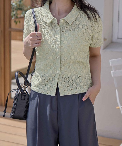 CHAN ME(チャンミ)の「花柄カットレースポロシャツ(シャツ/ブラウス・レディース・ブラック/ブルー/ホワイト・MEDIUM/LARGE/X-LARGE)」の3枚目の写真