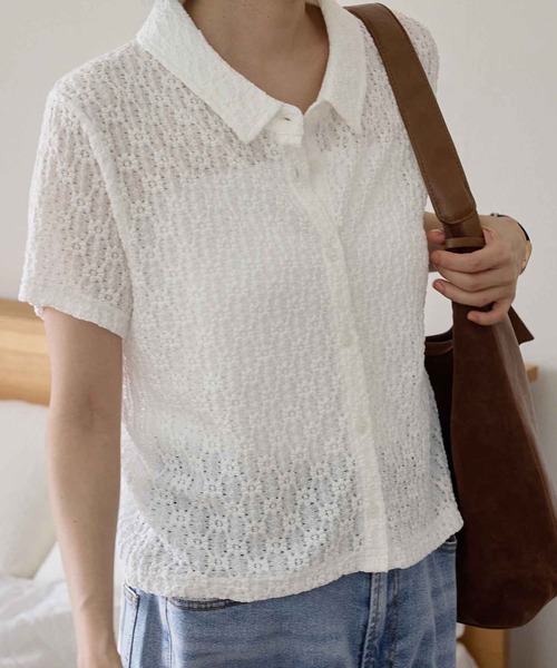 CHAN ME(チャンミ)の「花柄カットレースポロシャツ(シャツ/ブラウス・レディース・ブラック/ブルー/ホワイト・MEDIUM/LARGE/X-LARGE)」の4枚目の写真