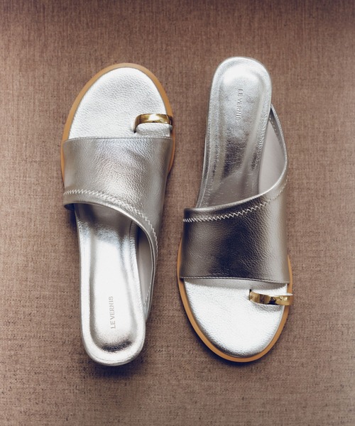 LE VERNIS(ル・ベルニ)の「LE VERNIS(ル・ベルニ)Toe ring sandals(サンダル・レディース・ブラック/ブラウン/クリア/シルバー・23.5cm/24.5㎝/24.5/23.5)」の3枚目の写真