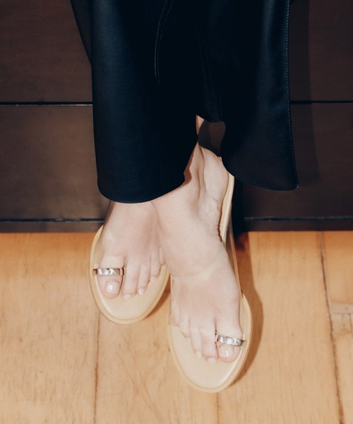 LE VERNIS(ル・ベルニ)の「LE VERNIS(ル・ベルニ)Toe ring sandals(サンダル・レディース・ブラック/ブラウン/クリア/シルバー・23.5cm/24.5㎝/24.5/23.5)」の4枚目の写真