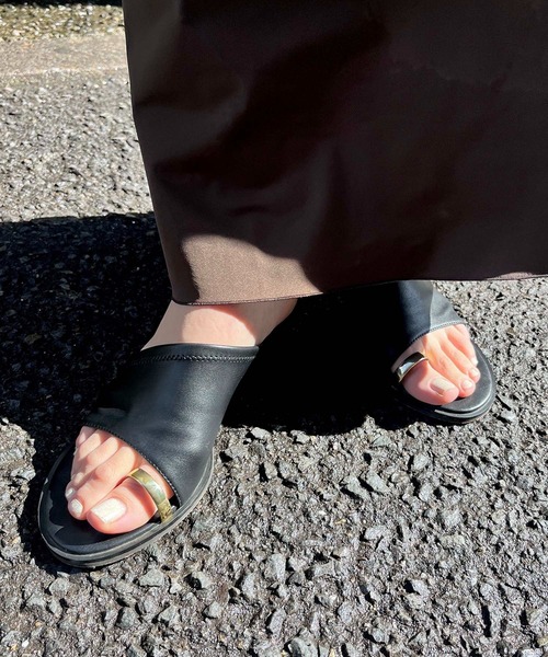 WEB限定追加2》LE VERNIS/ルベルニ Toe ring sandals（サンダル