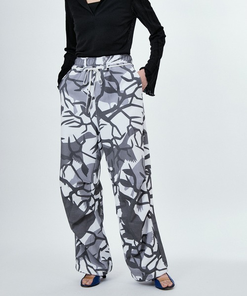 M TO R(ムウトアール)の「NEW CAMO PRINT SWEAT PANTS(その他パンツ・レディース・ホワイト/ベージュ系その他・40/38/42)」の2枚目の写真