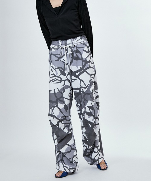 M TO R(ムウトアール)の「NEW CAMO PRINT SWEAT PANTS(その他パンツ・レディース・ホワイト/ベージュ系その他・40/38/42)」の3枚目の写真