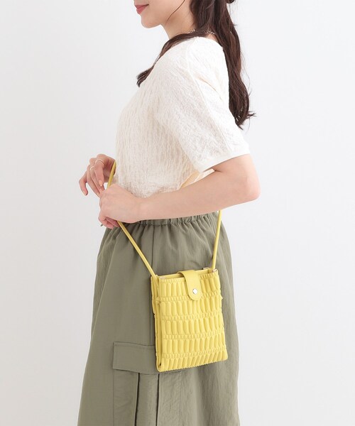 SHOO・LA・RUE（シューラルー）の「プリーツミニショルダーバッグ（ショルダーバッグ・レディース・ブラック/アイボリー/イエロー/シルバー・00）」の8枚目の写真