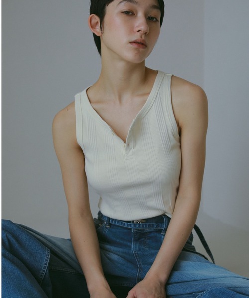 CASA FLINE（カーサフライン）の「【SURT×CASA FLINE】カップ付ヘンリーネックトップス（タンクトップ・レディース・ホワイト/アイボリー/ブラック・FREE）」の2枚目の写真