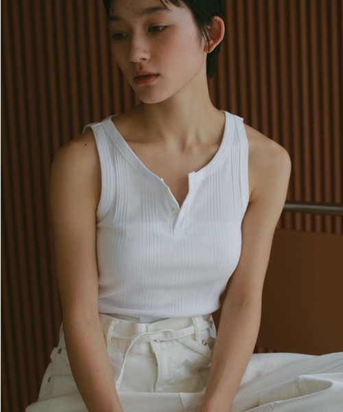 CASA FLINE（カーサフライン）の「【SURT×CASA FLINE】カップ付ヘンリーネックトップス（タンクトップ・レディース・ホワイト/アイボリー/ブラック・FREE）」の5枚目の写真