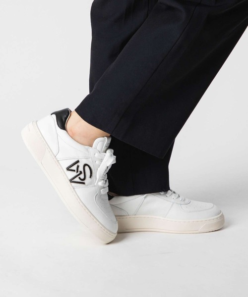 STUART WEITZMAN(スチュアートワイツマン)の「STUART WEITZMAN SW COURTSIDE LOGO SNEAKER スチュアート・ワイツマン コートサイドロゴスニーカー スニーカー(スニーカー・レディース・ホワイト×ブラック・36/38/35/37)」の2枚目の写真