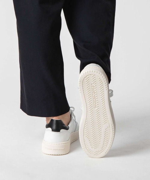 STUART WEITZMAN(スチュアートワイツマン)の「STUART WEITZMAN SW COURTSIDE LOGO SNEAKER スチュアート・ワイツマン コートサイドロゴスニーカー スニーカー(スニーカー・レディース・ホワイト×ブラック・36/38/35/37)」の4枚目の写真
