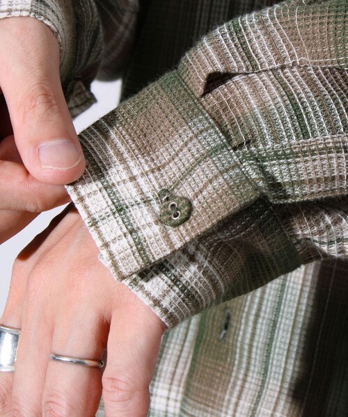 GLOSTER(グロスター)の「【残暑にも快適なさらっとシャツ】ワッフルチェック ロングスリーブシャツ オンブレチェック(シャツ/ブラウス・メンズ・アイボリー/カーキ/ネイビー/ブラック・M/L)」の18枚目の写真