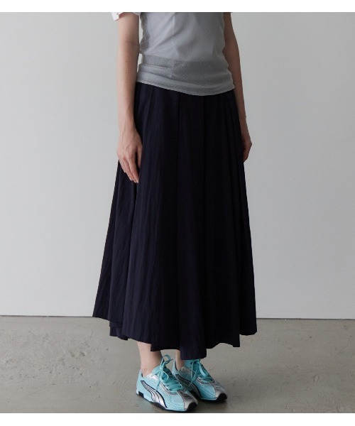 LE CIEL BLEU（ルシェルブルー）の「タフタミディスカート / Taffeta Midi Skirt（スカート・レディース・ブラック/オフホワイト/ネイビー・34/36/38）」の6枚目の写真