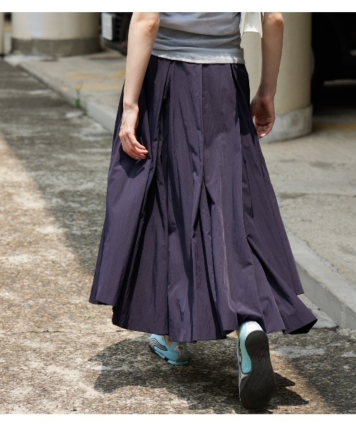 LE CIEL BLEU（ルシェルブルー）の「タフタミディスカート / Taffeta Midi Skirt（スカート・レディース・ブラック/オフホワイト/ネイビー・34/36/38）」の4枚目の写真